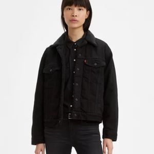 *NWT* Levi’s Ex-Boyfriend Sherpa Trucker Jacket XS